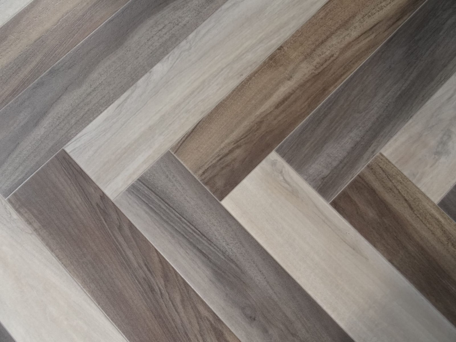 PVC Boden Fischgrätmuster – Holzoptik Grau/Natur, diagonal verlegt