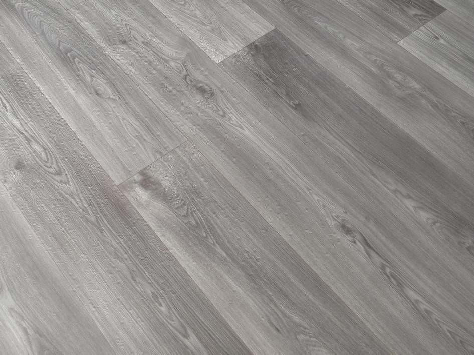 PVC in Holz-Optik mit markanter Fuge 2