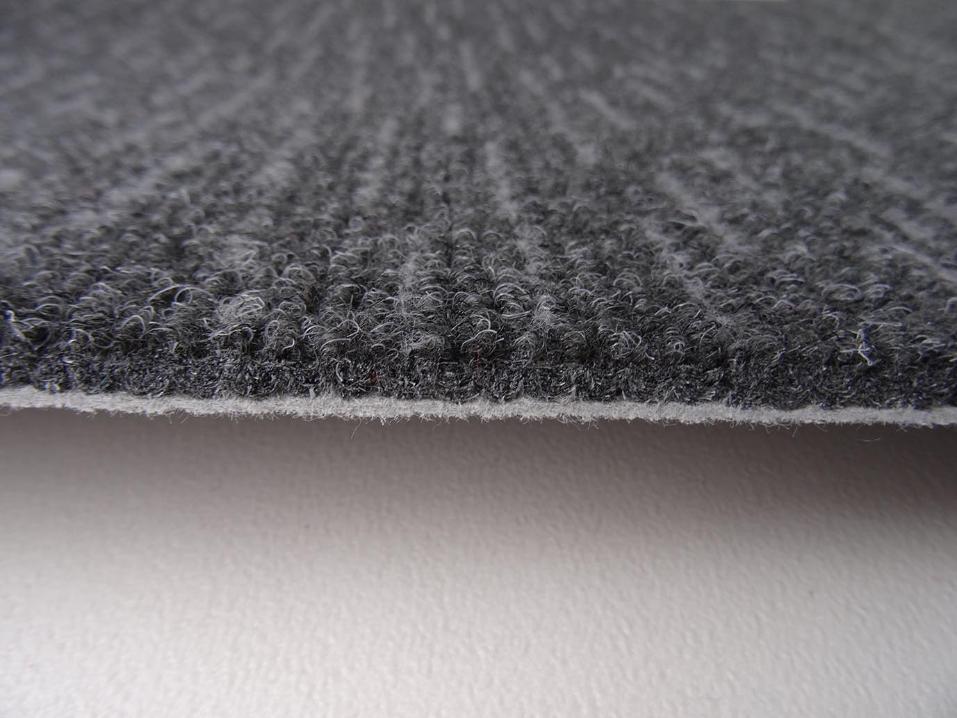 Teppichboden mit farblichen Linien-Akzenten (2 Meter Breite)
