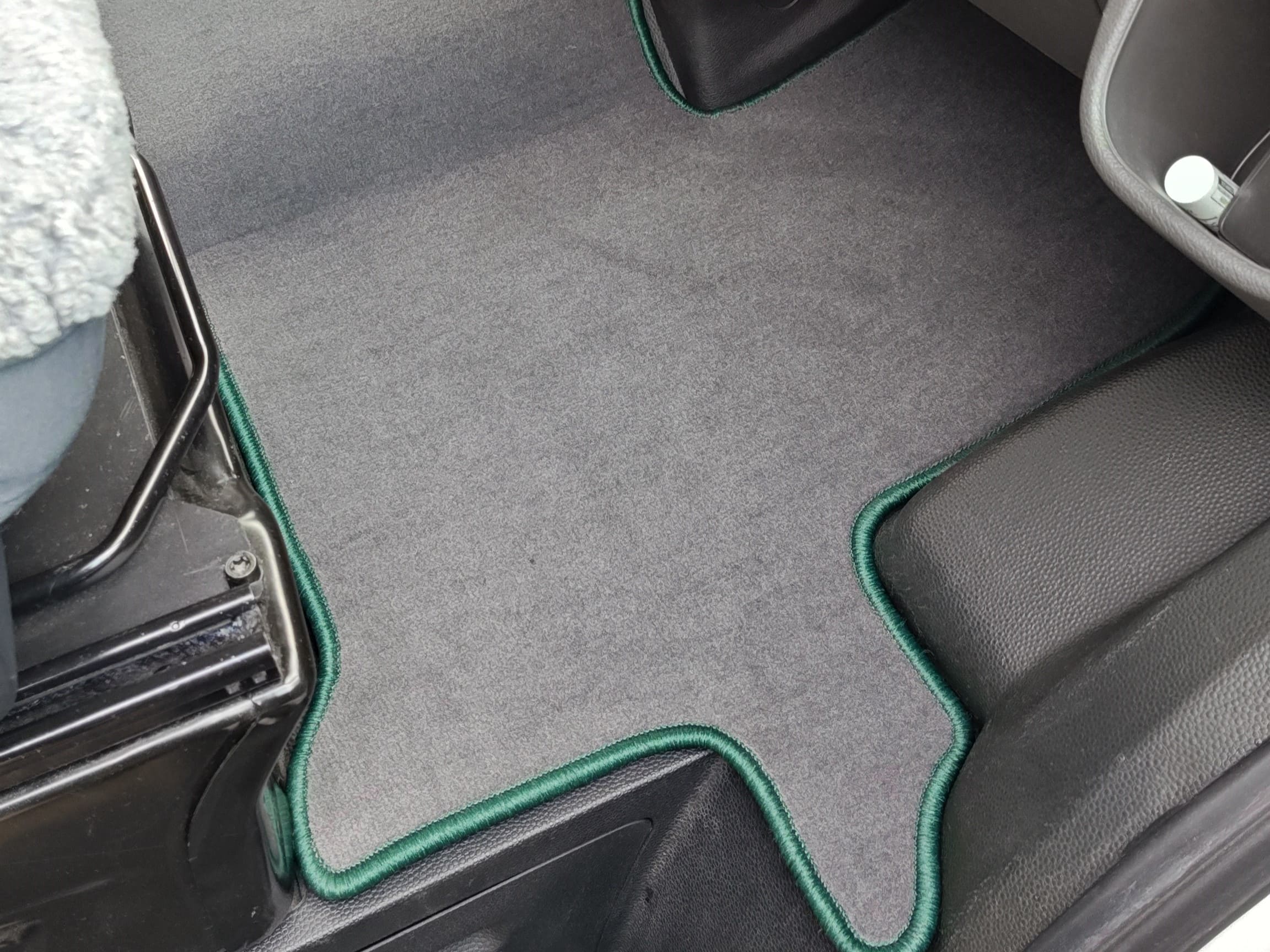 Lagerrest: Fußmattenset passend für Ford Transit FCD, FDD, FFD, FAD, FBD, Deluxe grau, Umrandung bordeaux