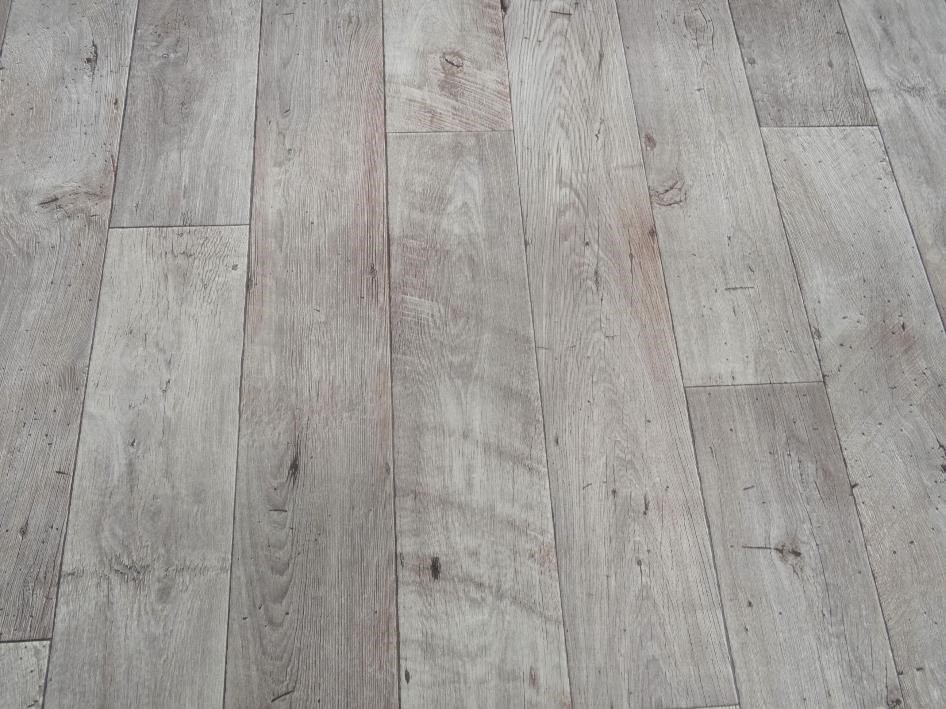 PVC in Holz-Optik nach robuster Landhaus-Art