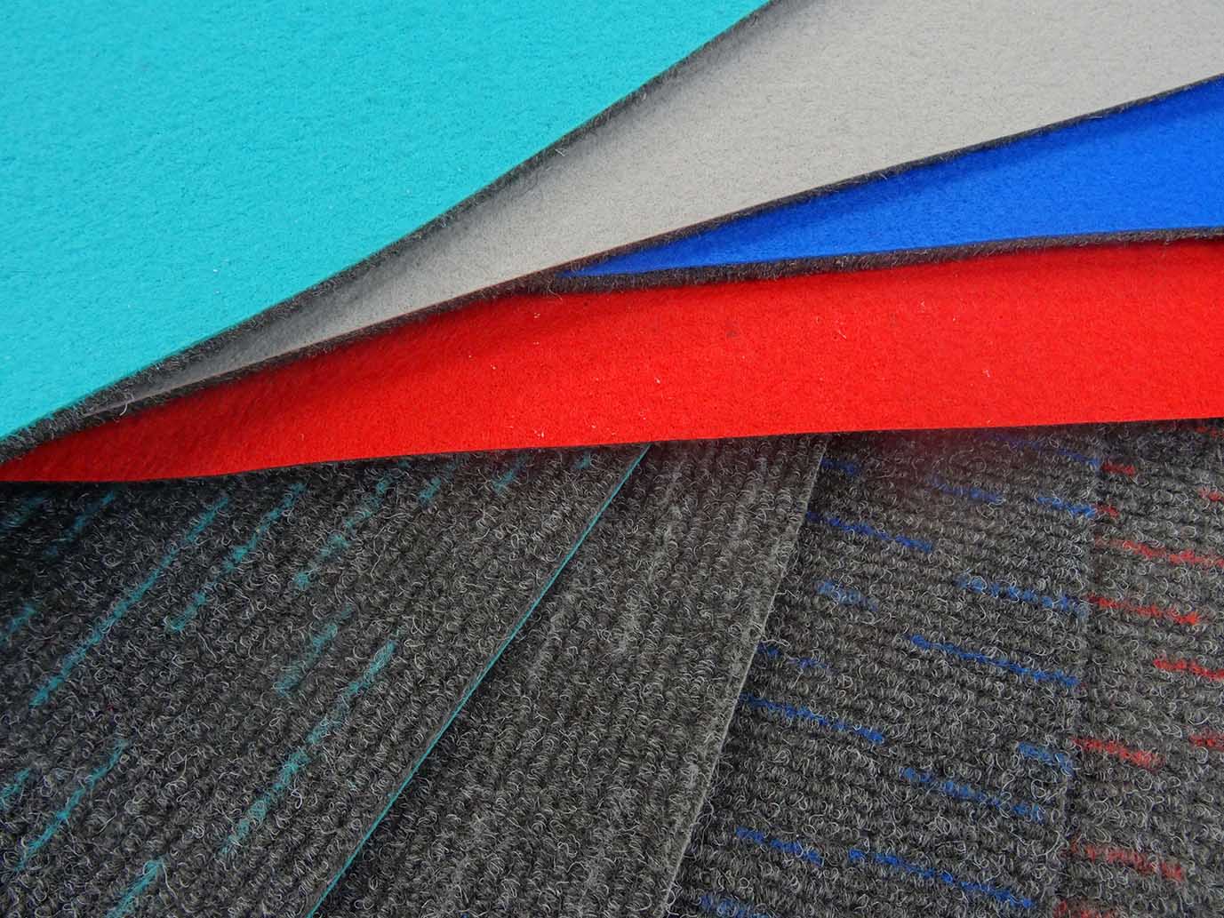 Teppichboden mit farblichen Linien-Akzenten (2 Meter Breite)