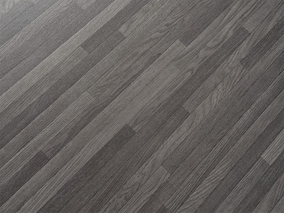 PVC in grauer, schmaler Holz-Optik 2