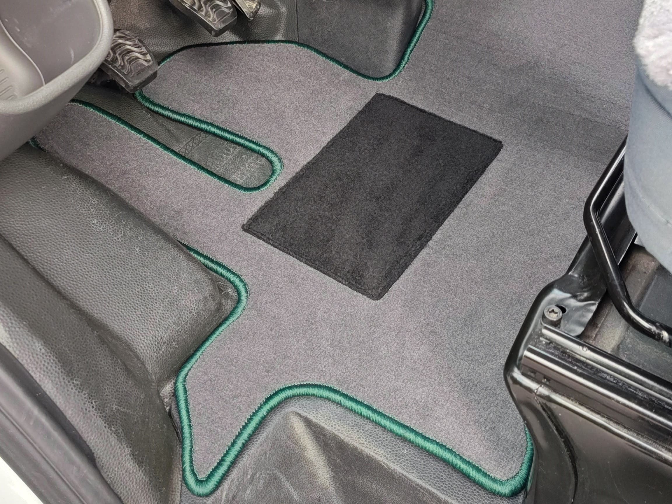 Lagerrest: Fußmattenset passend für Ford Transit FCD, FDD, FFD, FAD, FBD, Deluxe grau, Umrandung bordeaux