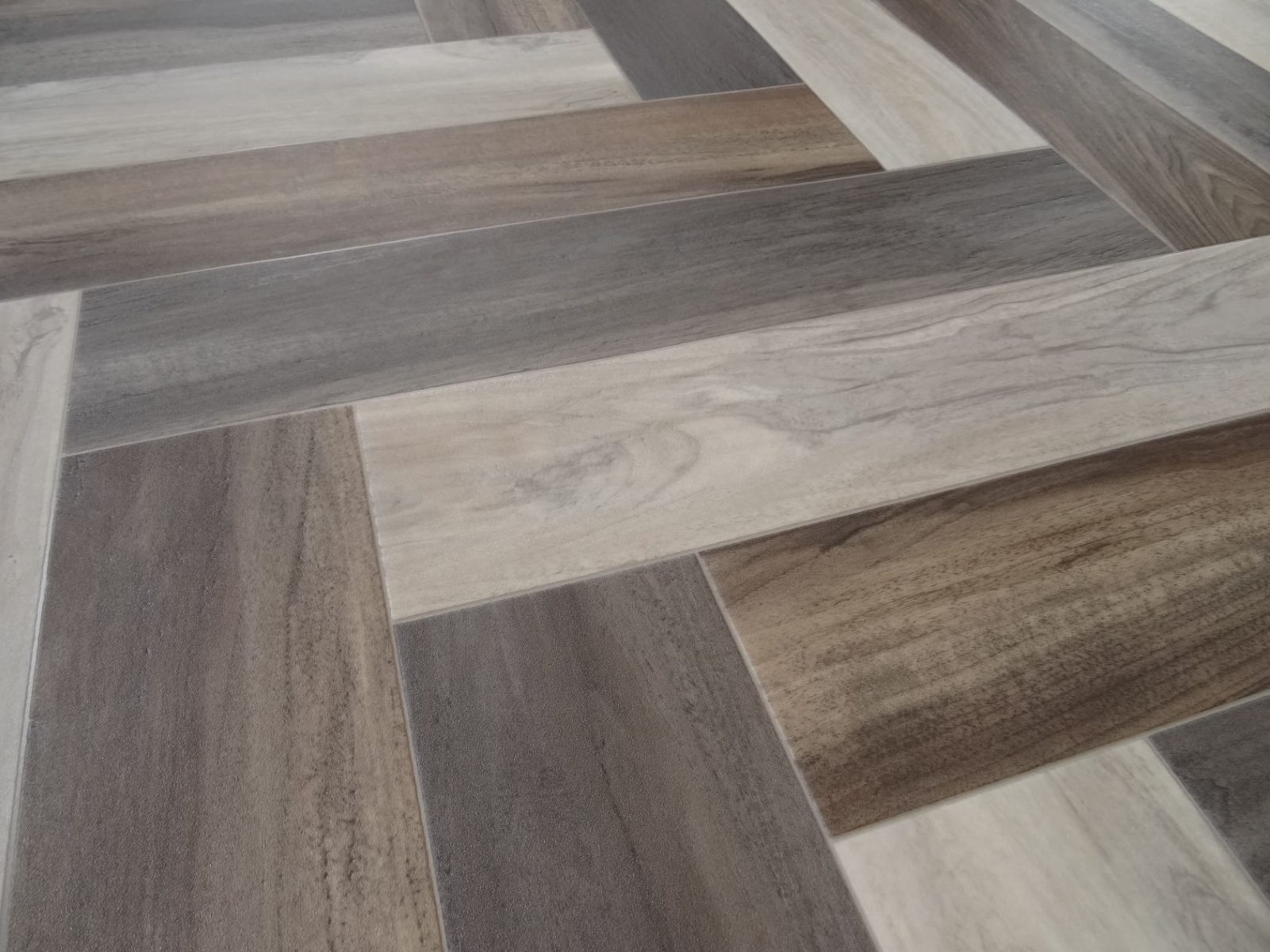PVC Boden Fischgrätmuster – Holzoptik Grau/Natur, diagonal verlegt