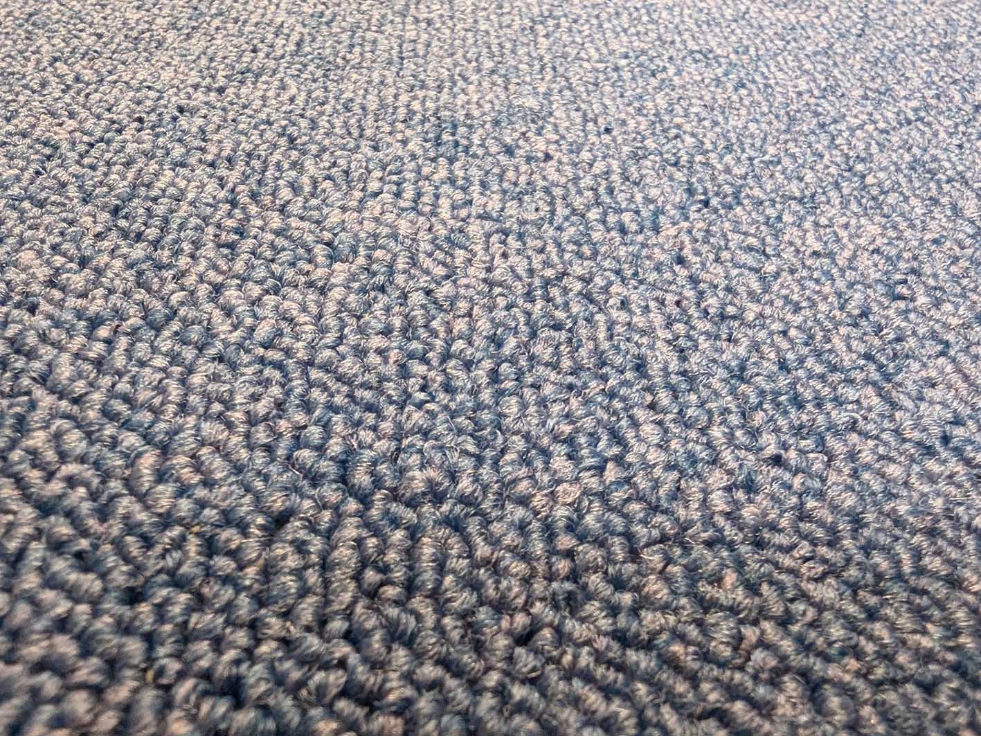 Teppichboden Stuttgart | Komfortable Schlinge in modernem Blau, 4 m breit