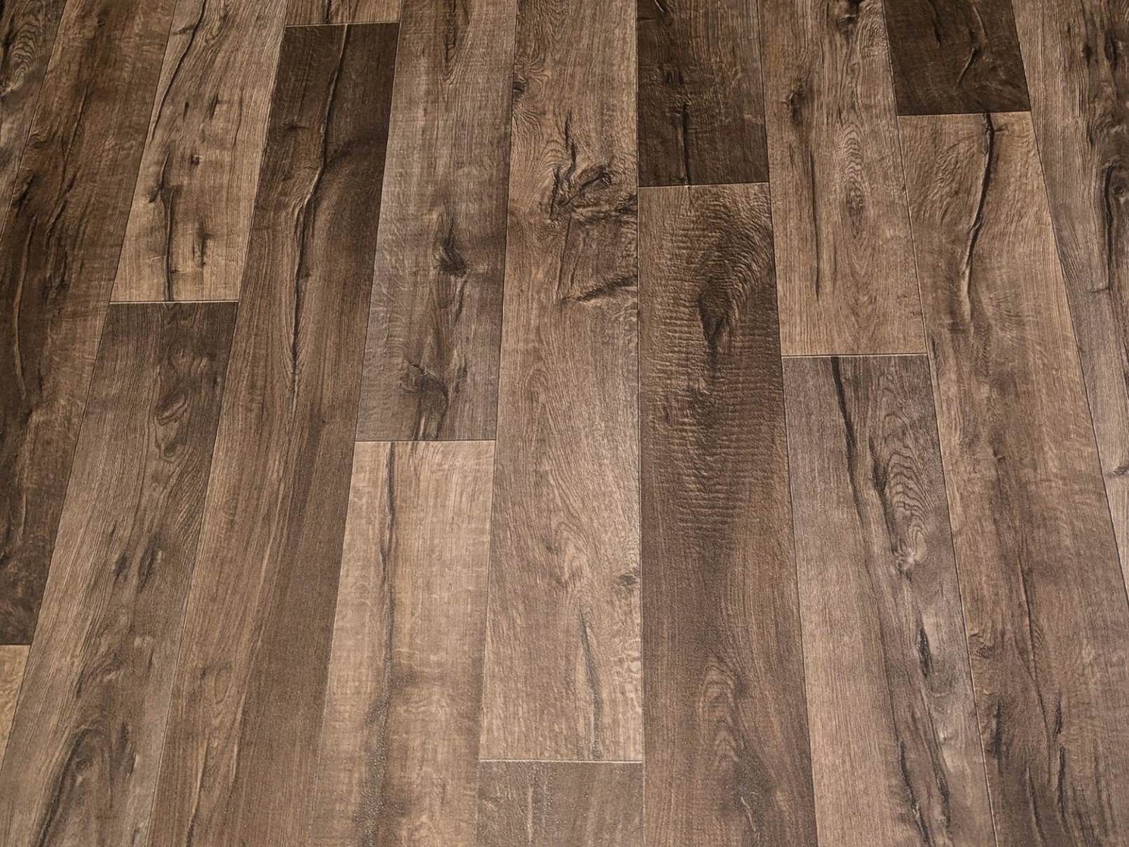PVC Bodenbelag Vinylboden in kontrastreicher Holz Optik
