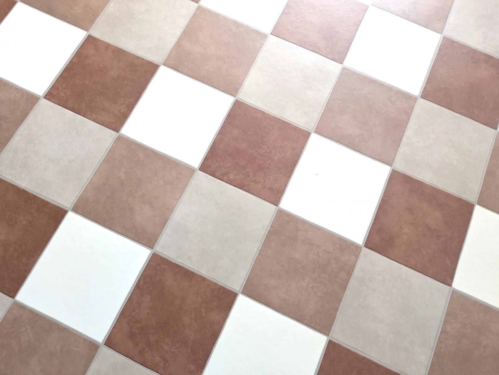 PVC Bodenbelag Vinylboden Terrakotta weiß kariert in warmen Erdtönen