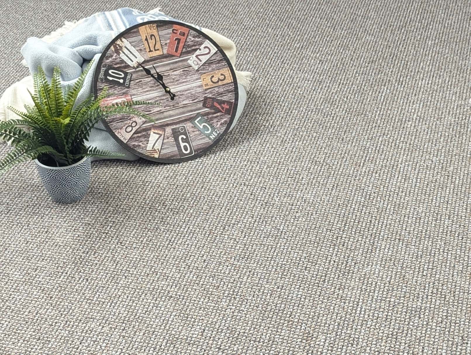 Teppichboden Tico | robuste Schlinge in beige/grau für den Wohnbereich in 2m & 4m