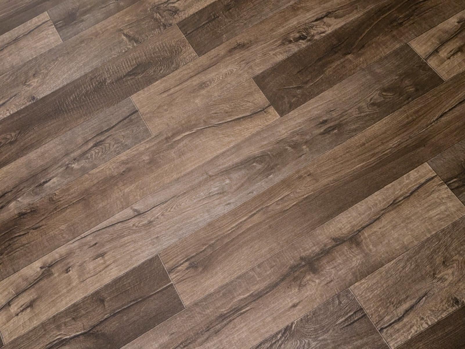 PVC Bodenbelag Vinylboden in kontrastreicher Holz Optik
