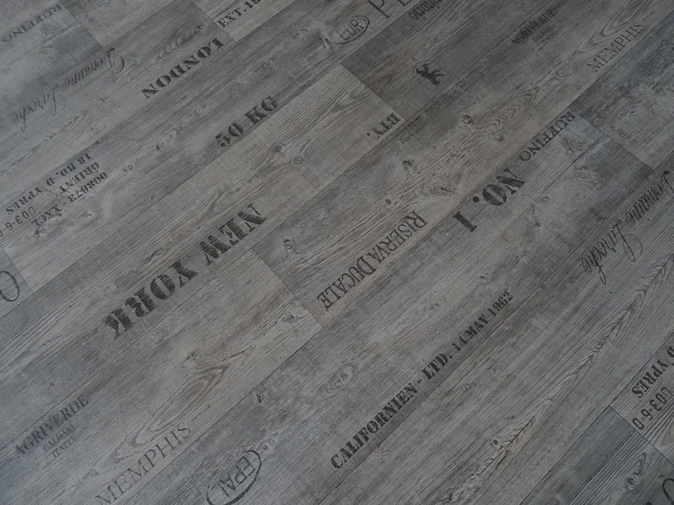 PVC mit hellbraunem Schriftzug 1