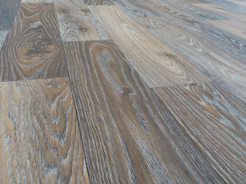 PVC in Holz-Optik mit ausgeprägter Struktur 3