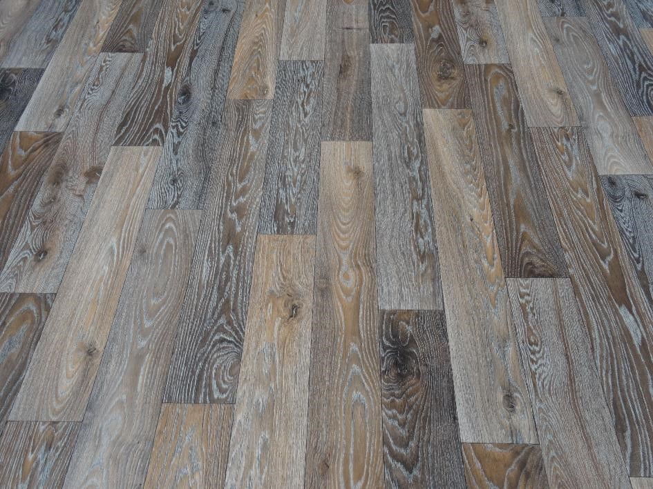 PVC in Holz-Optik mit ausgeprägter Struktur