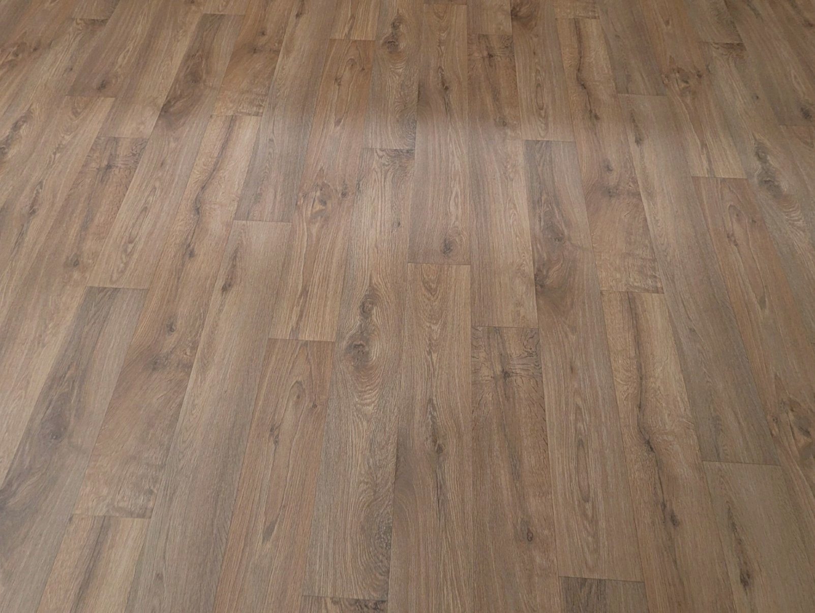 PVC flooring: vinyl flooring with a cosy wood-effect finish and natural grain