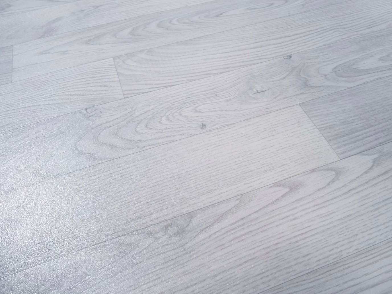 gleichmäßiger, heller PVC in Holz-Optik 1