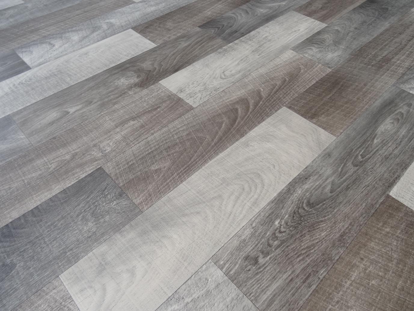 PVC in klassischer, grauer Holz-Optik 2