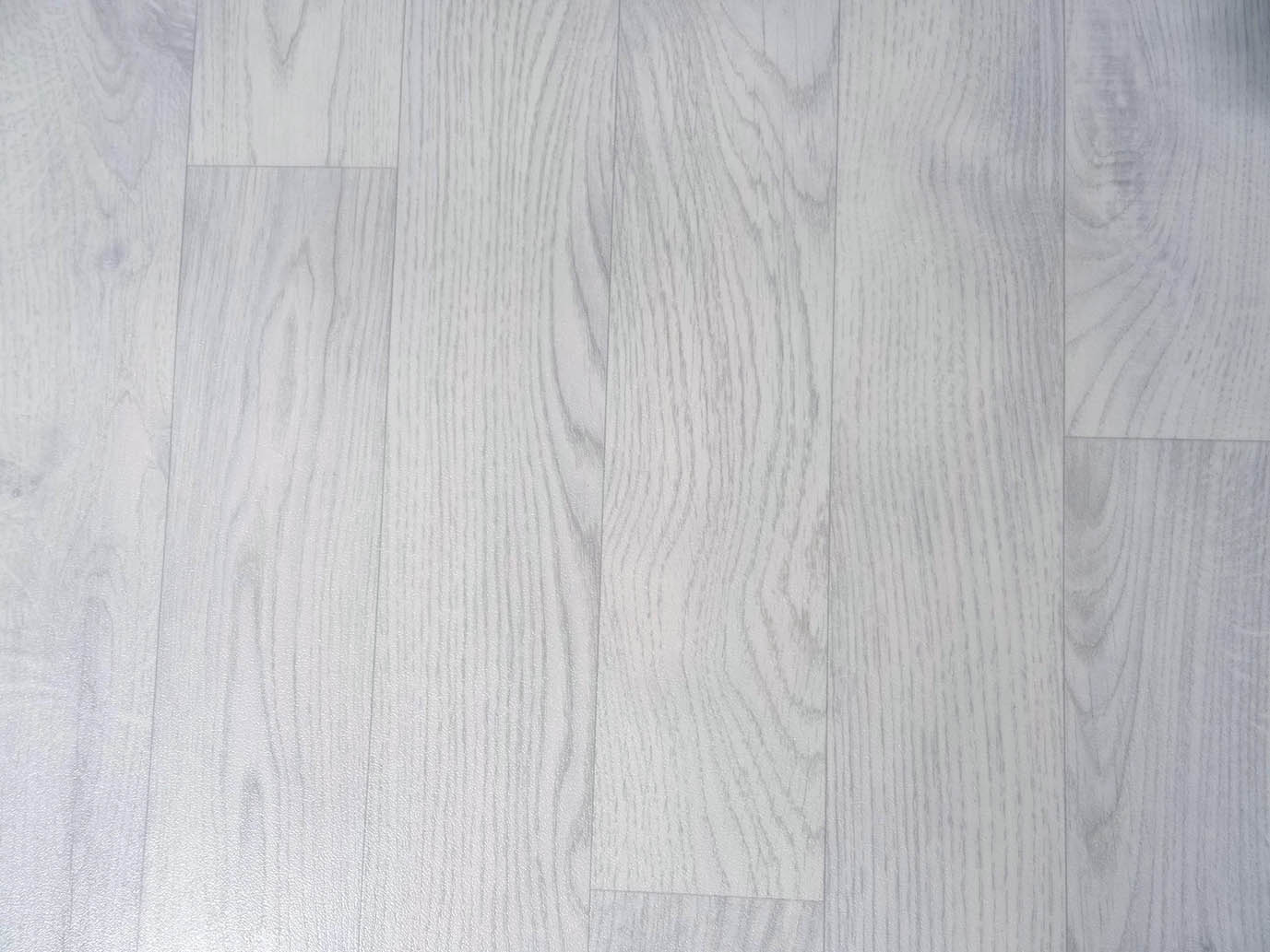 gleichmäßiger, heller PVC in Holz-Optik
