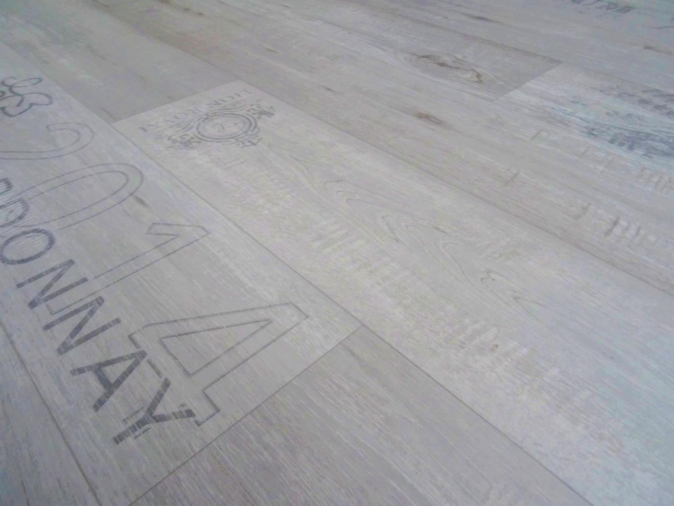 PVC in Holz-Optik mit kulinarischer Schrift 2