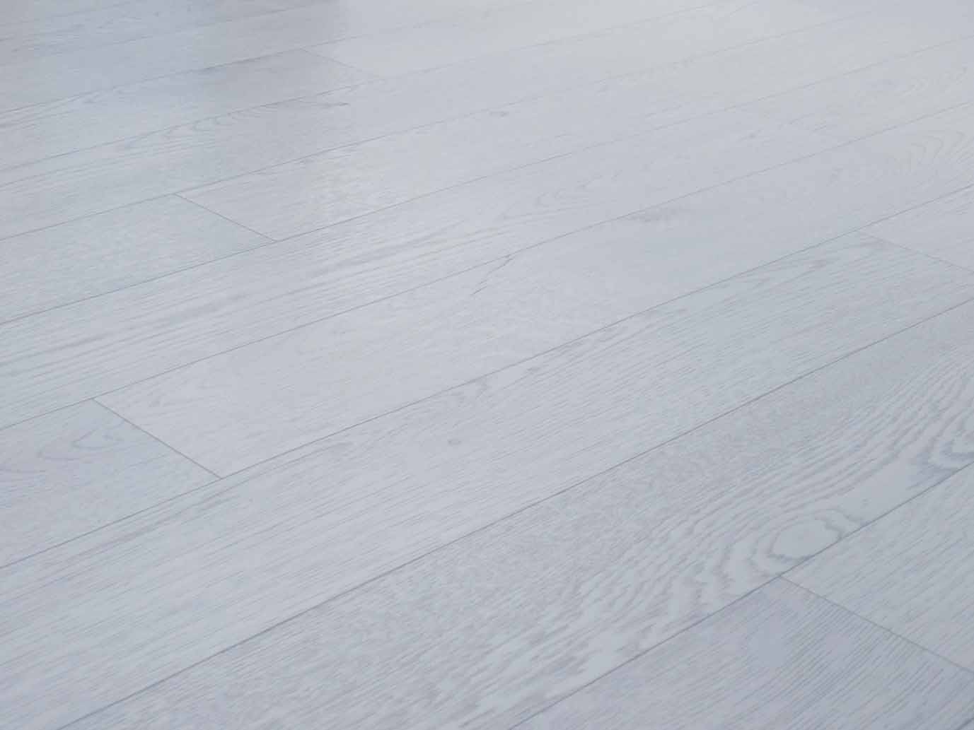 PVC in Holz-Optik mit hellem Hochglanz 3