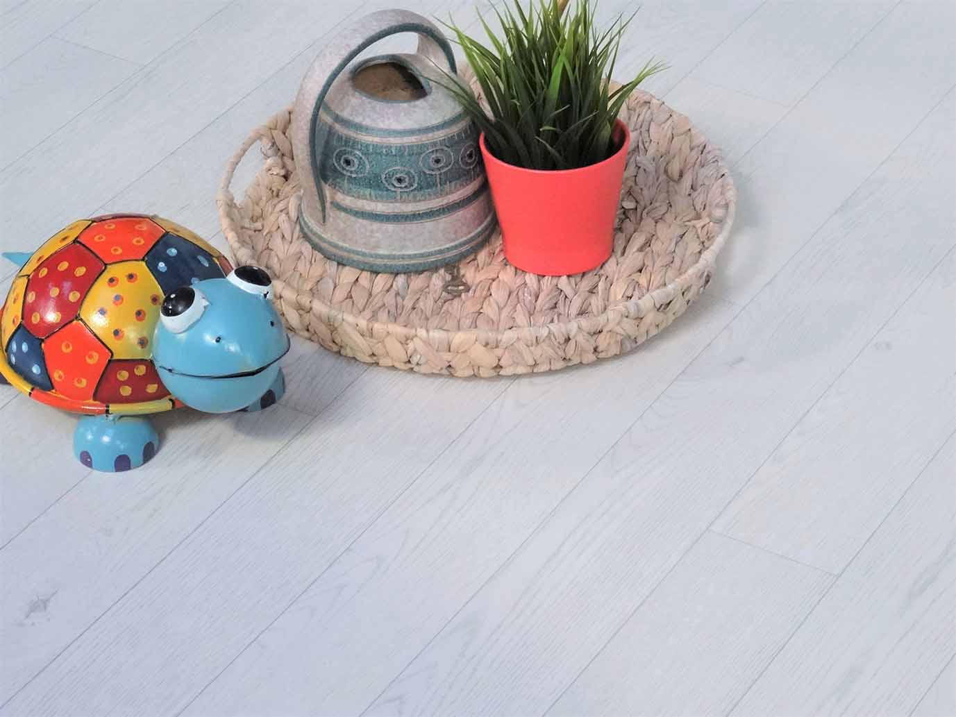 PVC in Holz-Optik mit hellem Hochglanz 5