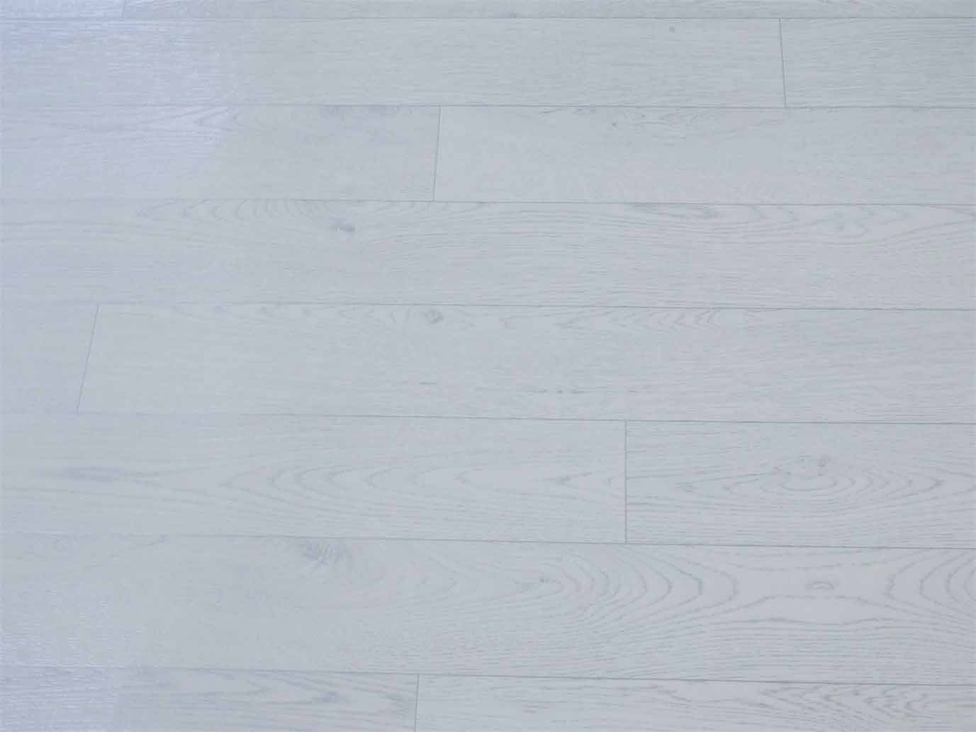 PVC in Holz-Optik mit hellem Hochglanz 4