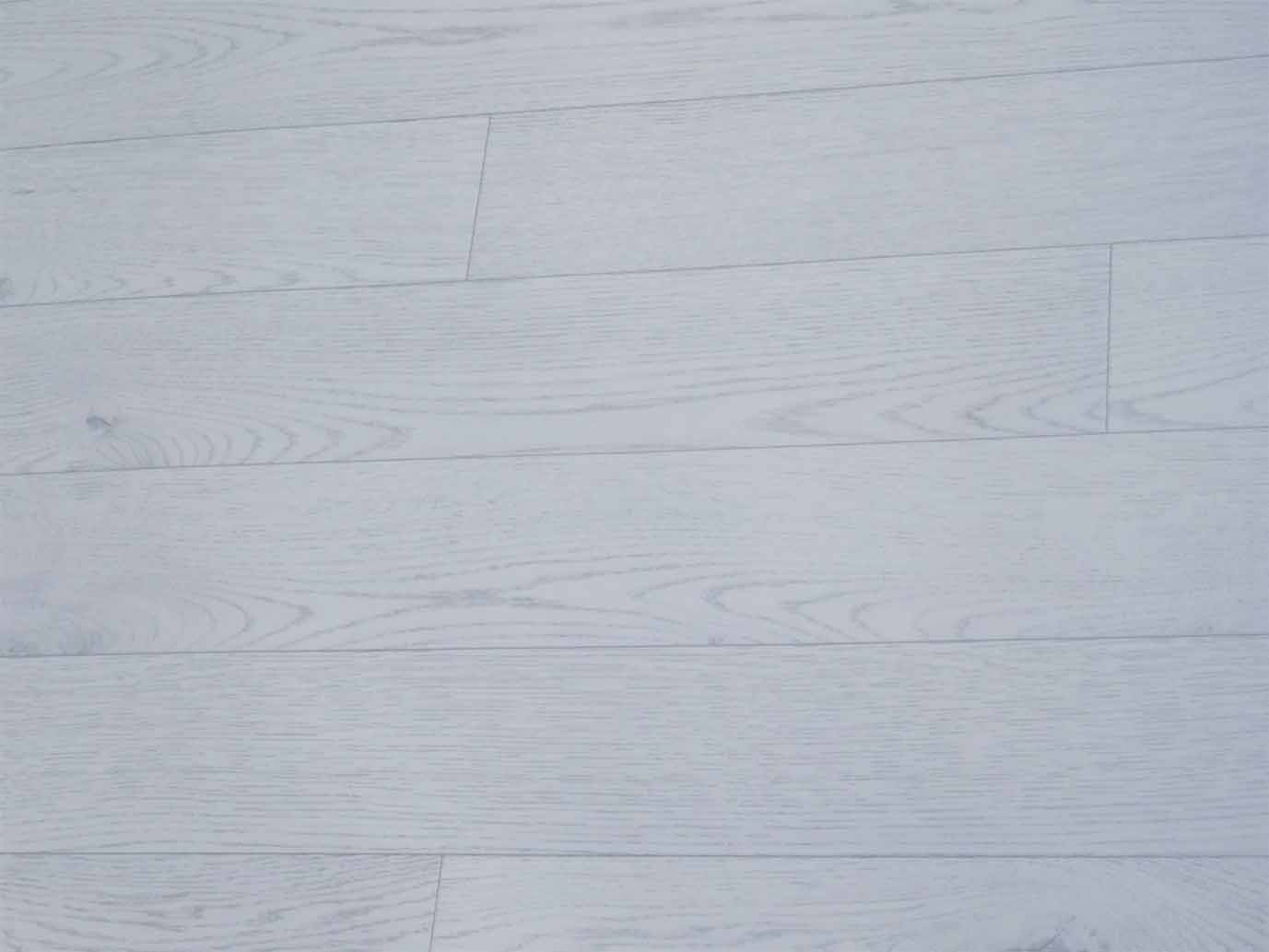 PVC in Holz-Optik mit hellem Hochglanz 2