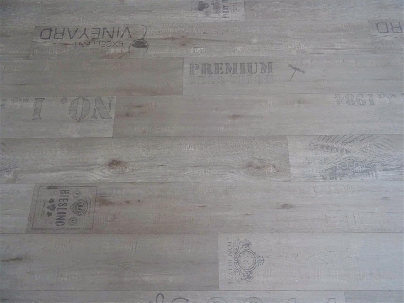 PVC in Holz-Optik mit kulinarischer Schrift 5