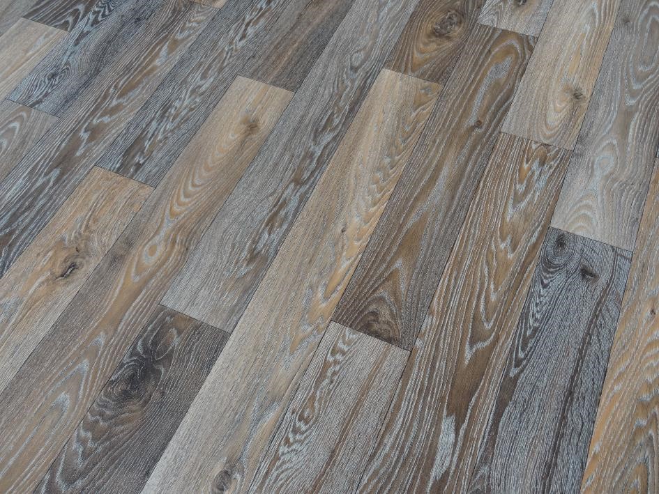 PVC in Holz-Optik mit ausgeprägter Struktur 1