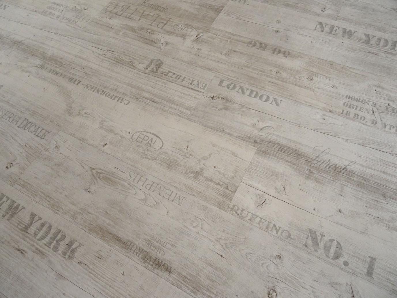 PVC mit weißen Schriftzügen 1