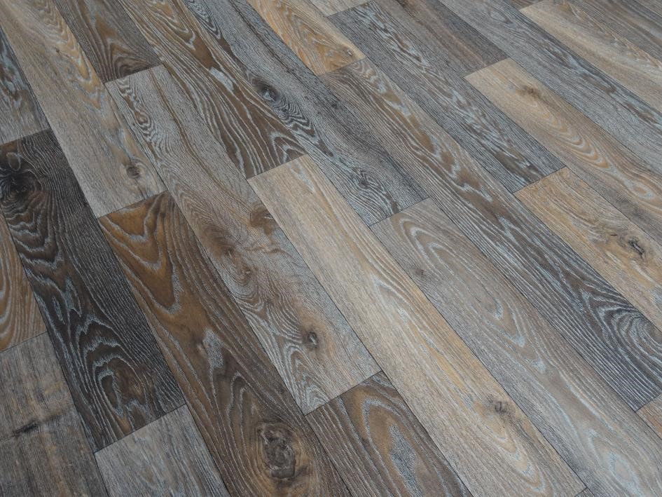 PVC in Holz-Optik mit ausgeprägter Struktur 2