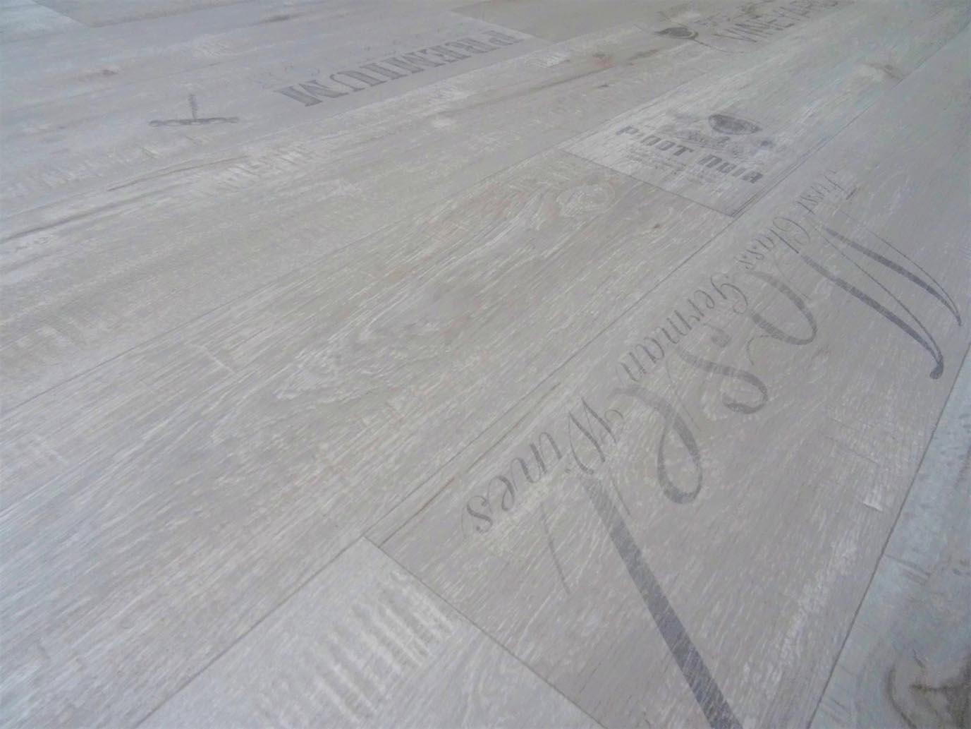 PVC in Holz-Optik mit kulinarischer Schrift