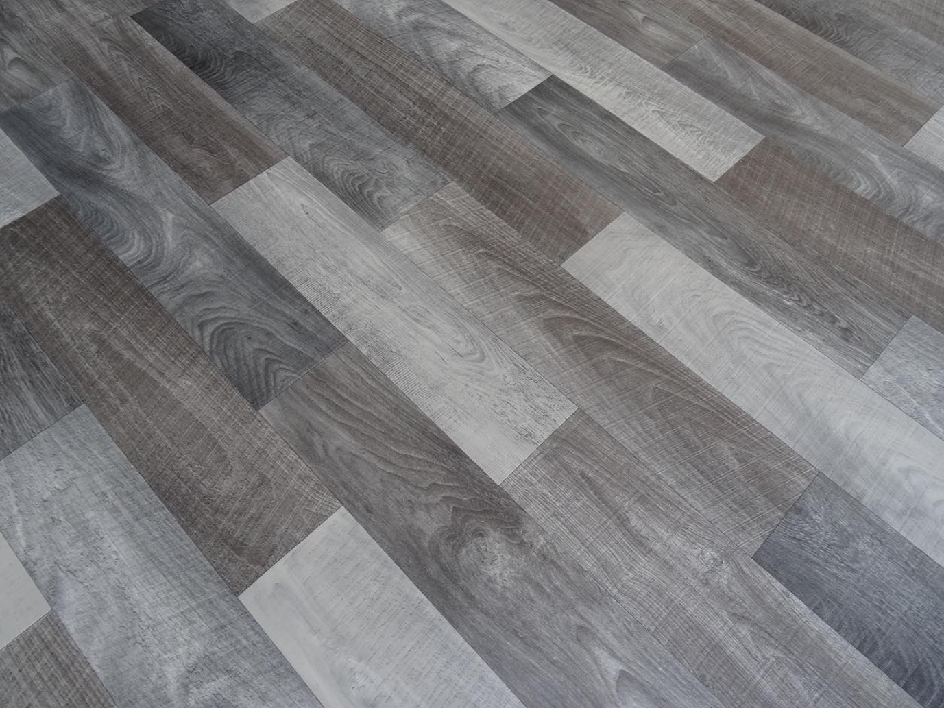 PVC in klassischer, grauer Holz-Optik 3