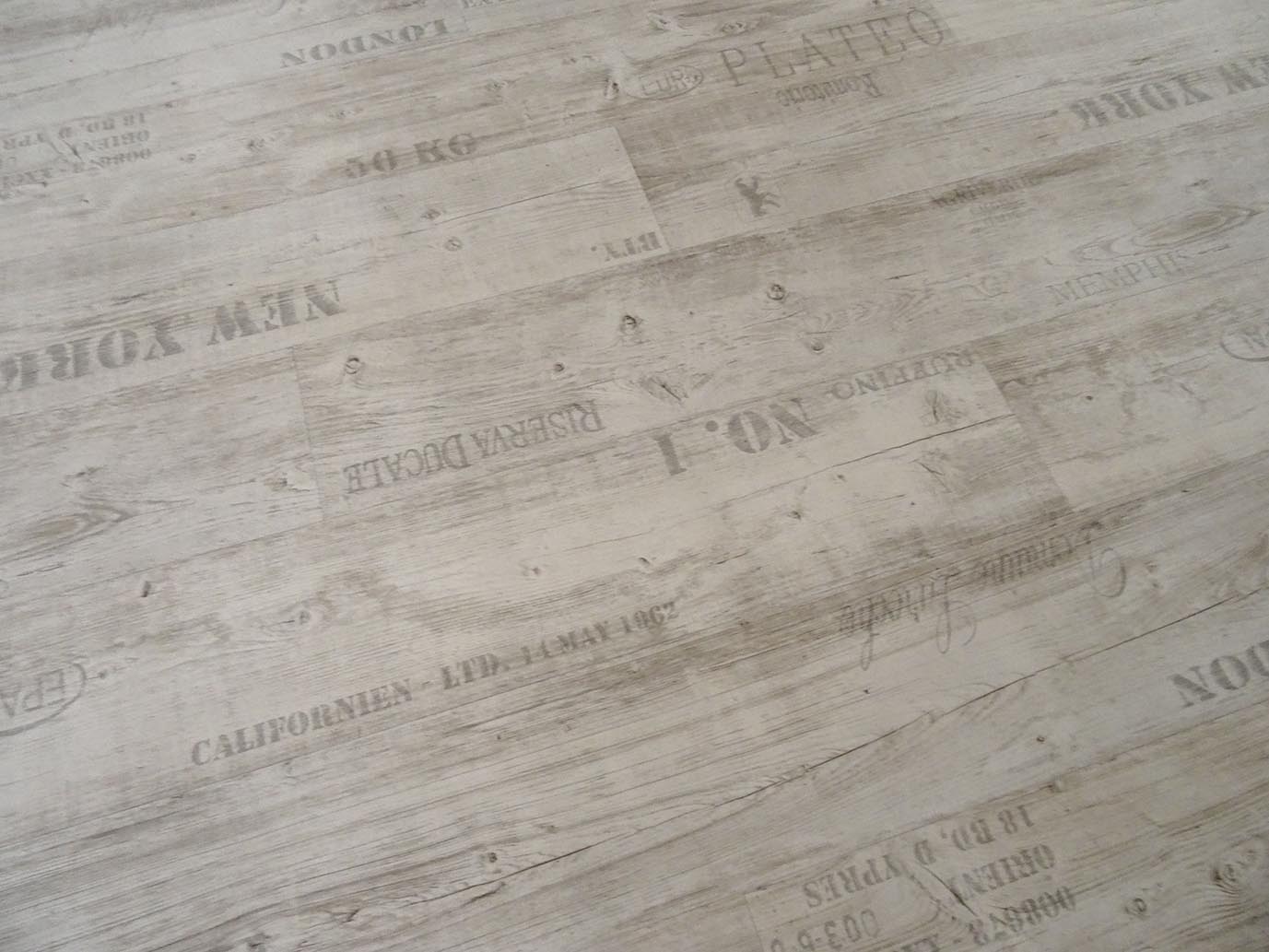 PVC mit weißen Schriftzügen 2