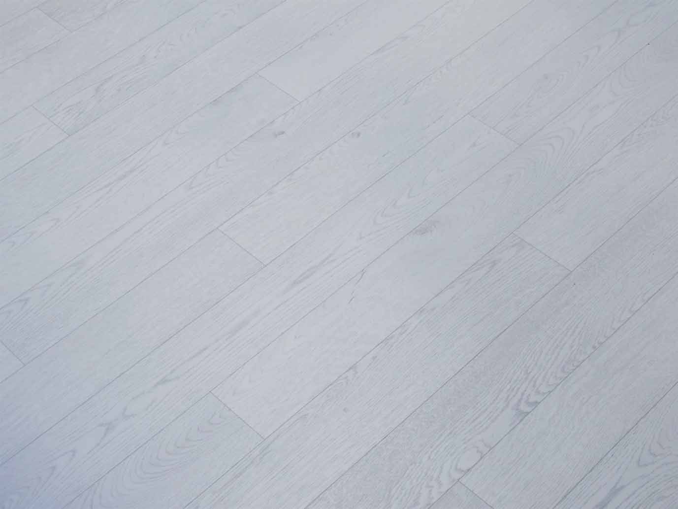 PVC in Holz-Optik mit hellem Hochglanz