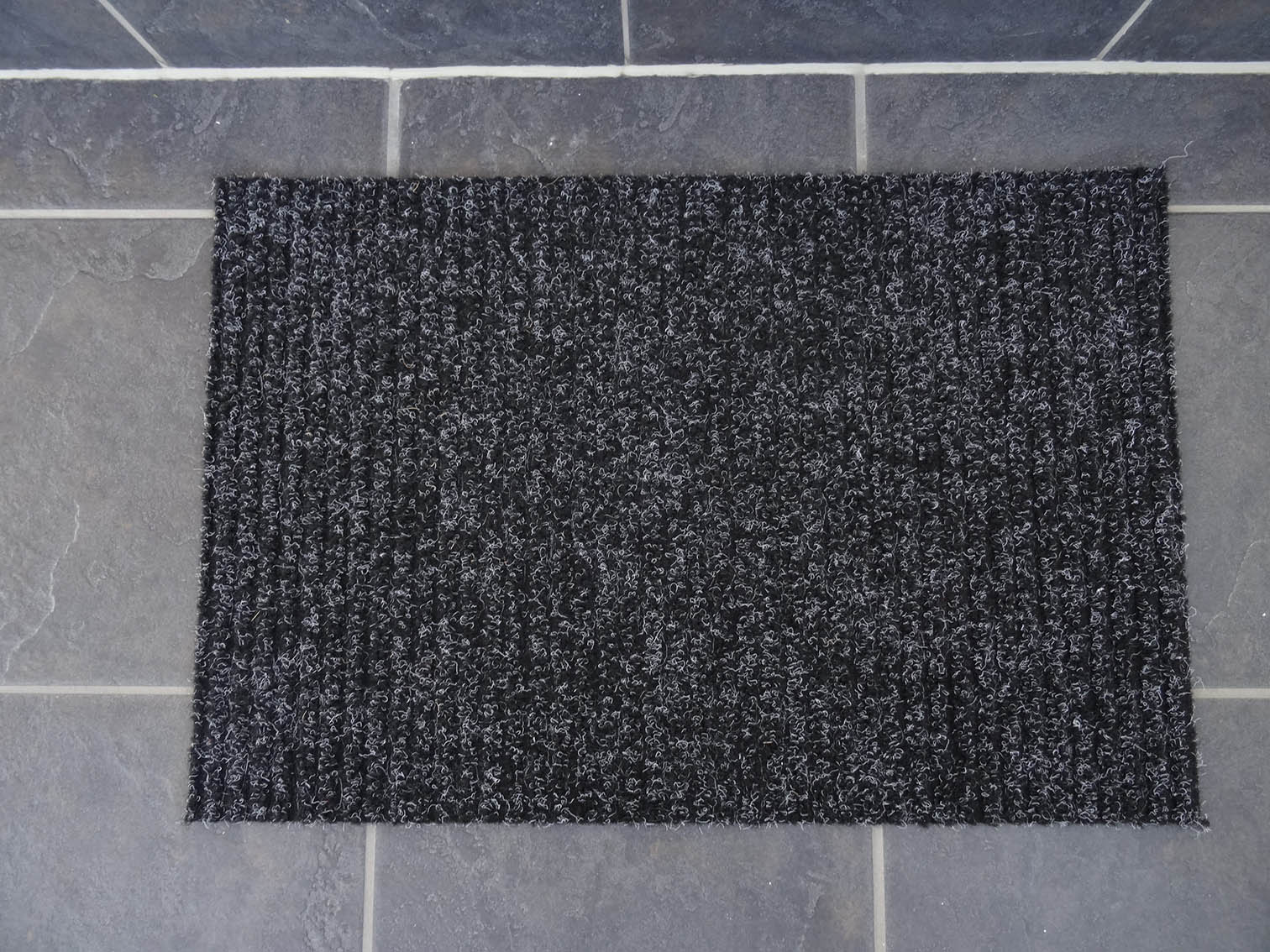 geriffelter Teppichboden als Schmutzfangmatte mit beliebiger Länge 1