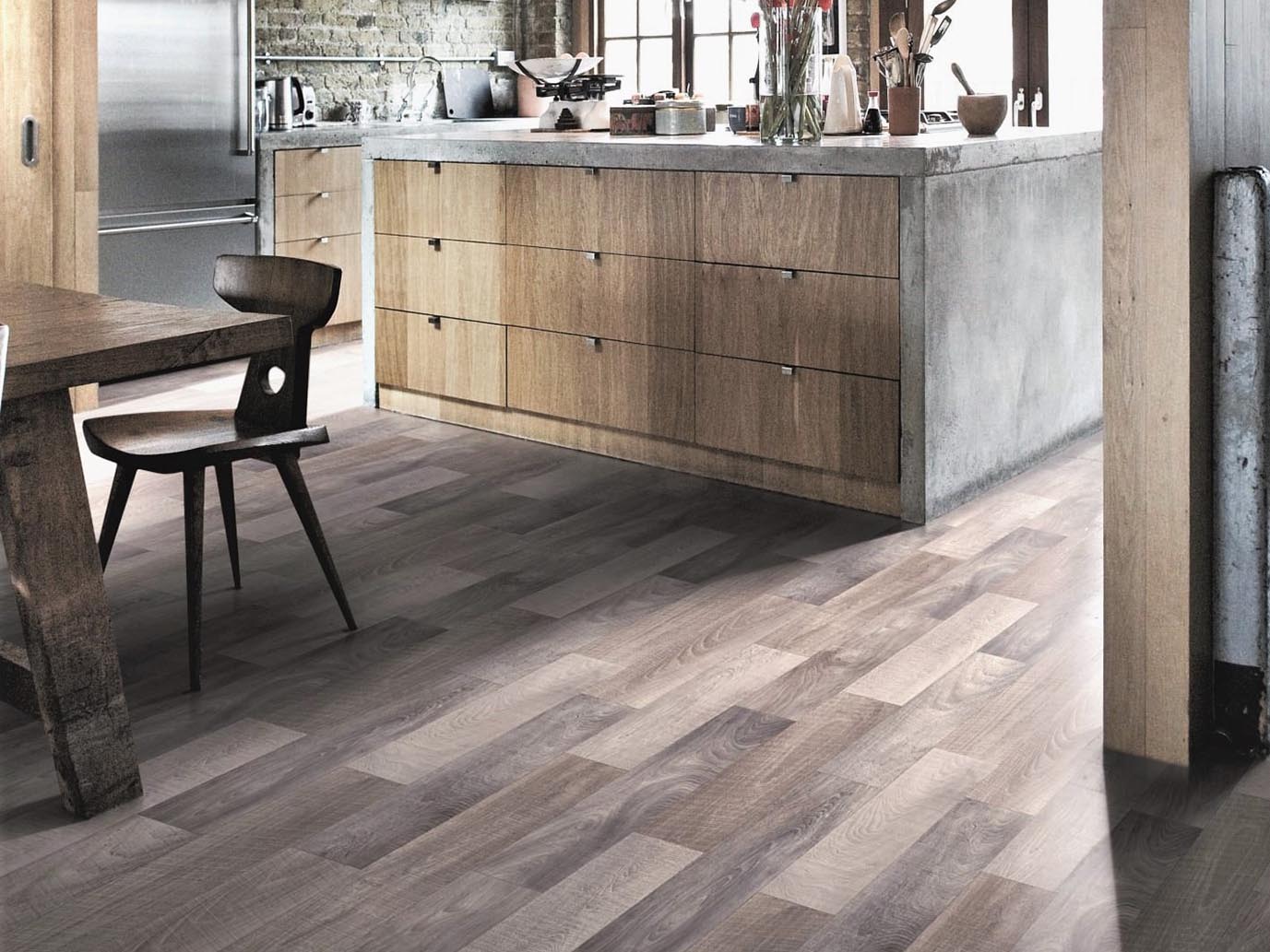 PVC in Holz-Optik mit markanter Prägung 1