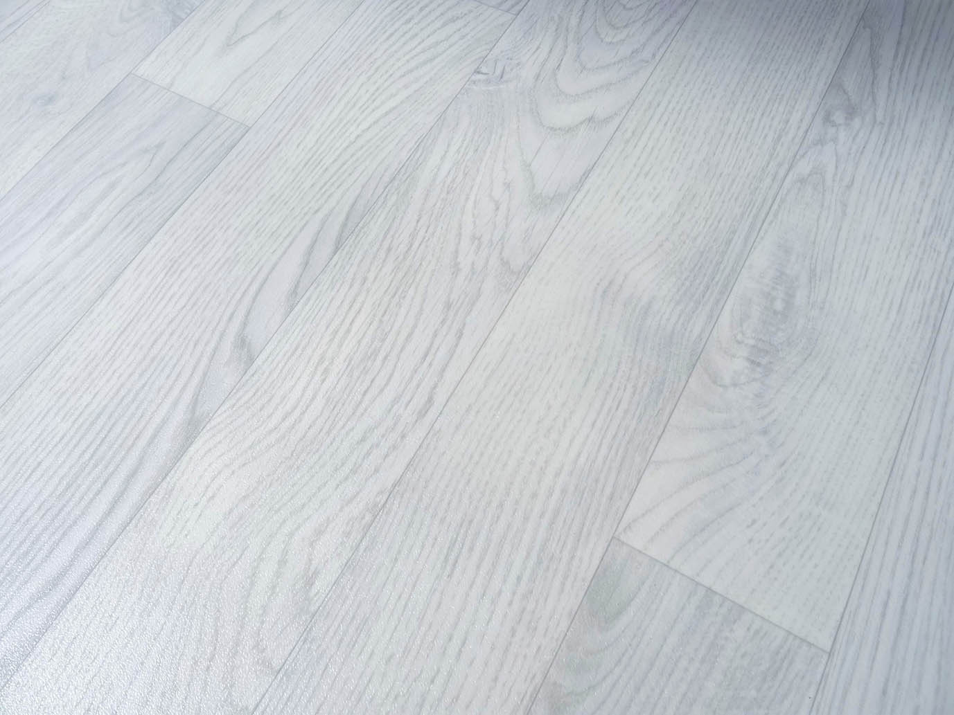 gleichmäßiger, heller PVC in Holz-Optik 2