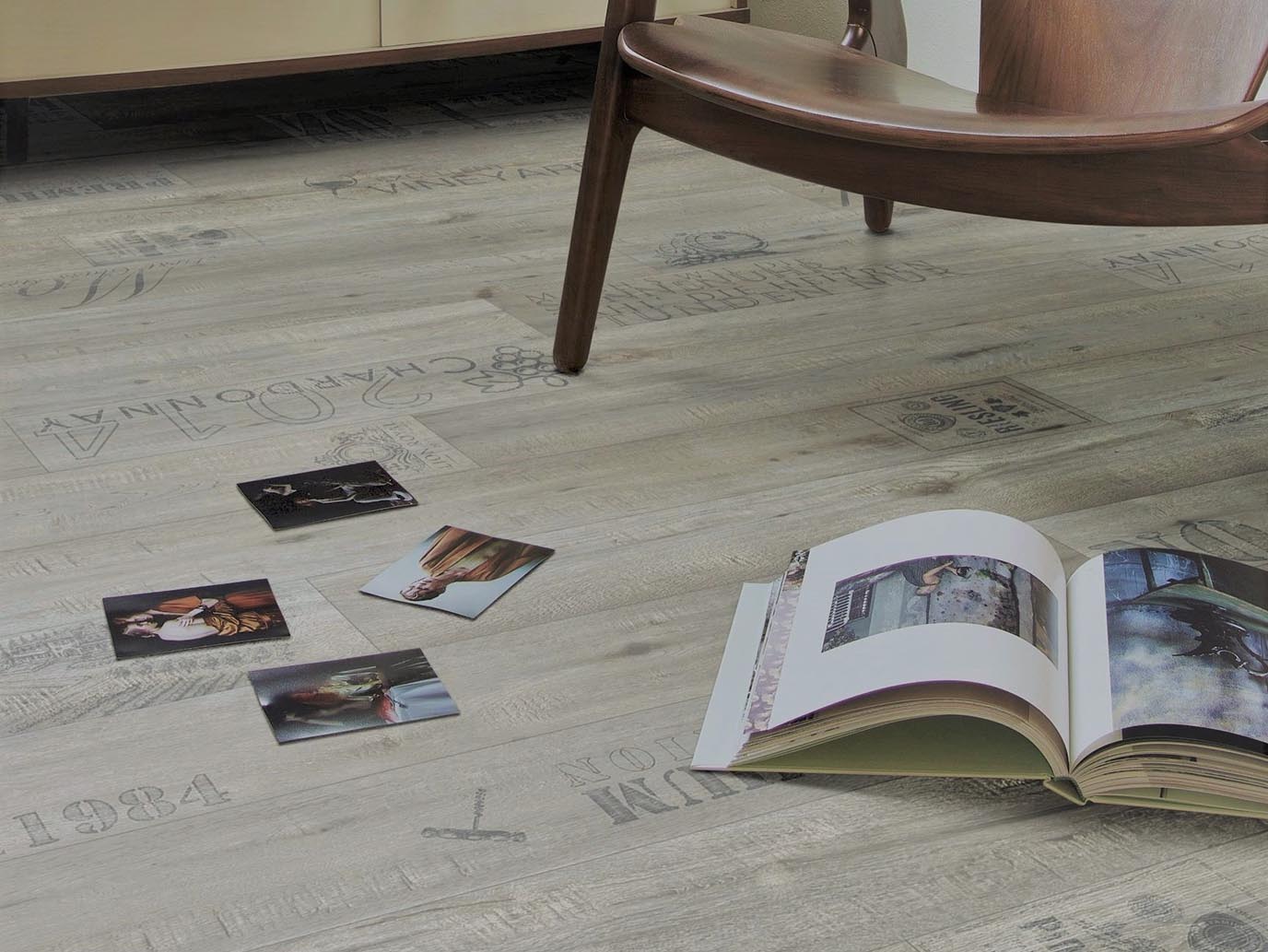 PVC in Holz-Optik mit kulinarischer Schrift 1