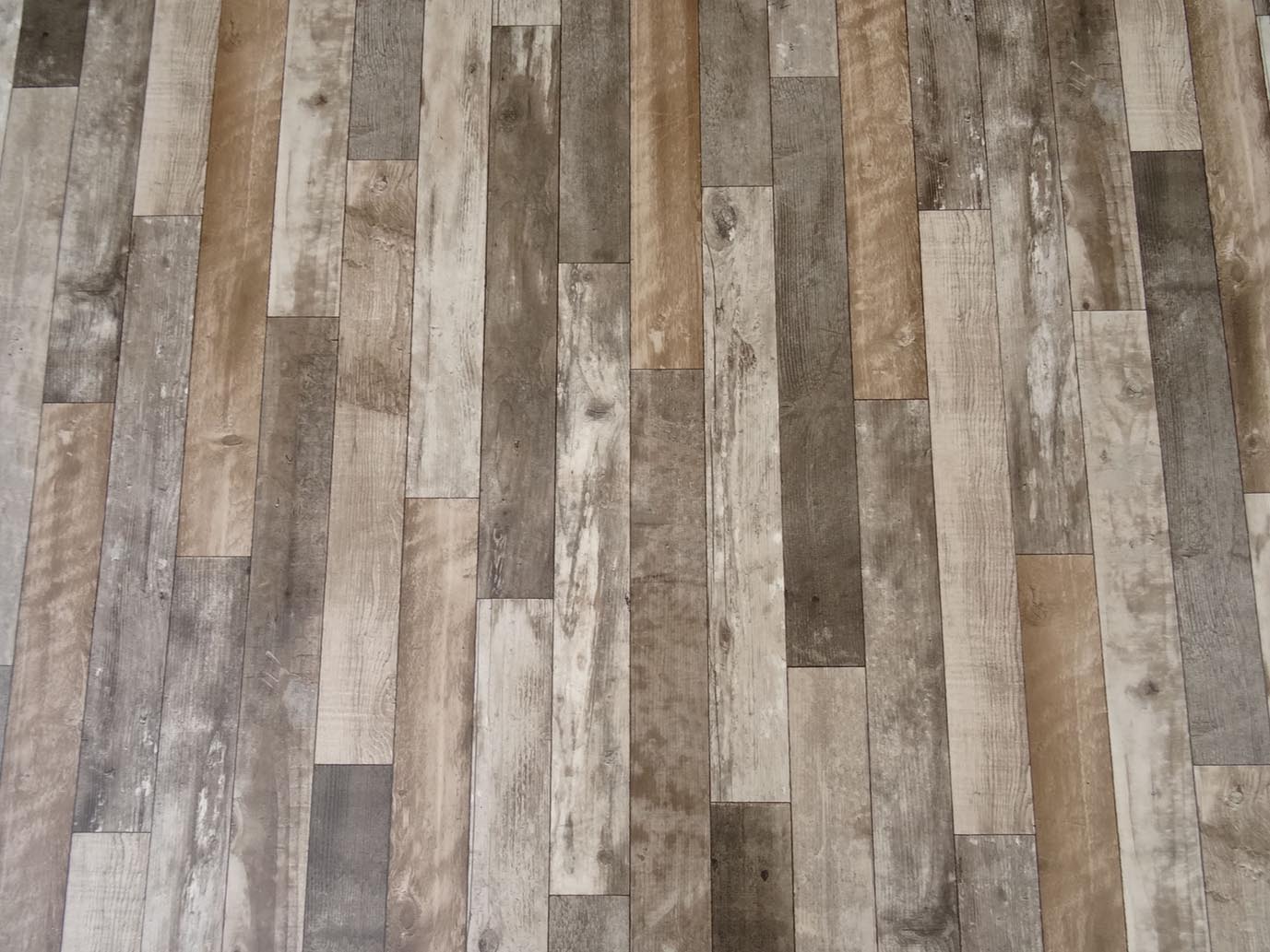 farbenfroher PVC in Holz-Optik
